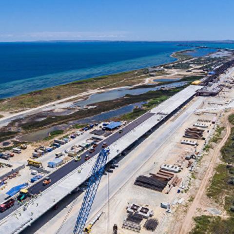 Автомобильная часть моста в Крым готова на 75%  