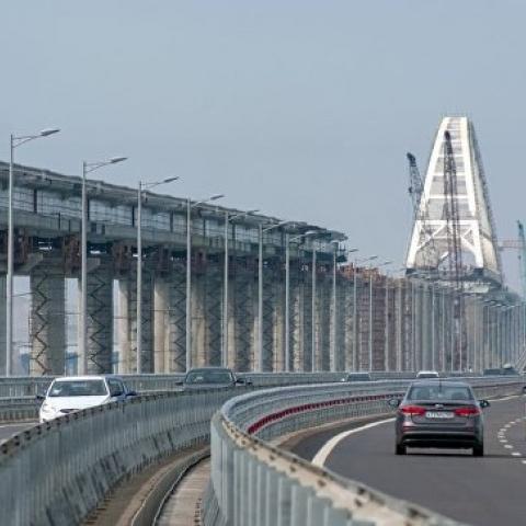 У Крымского моста и вдоль "Тавриды" появятся инфоцентры для туристов  