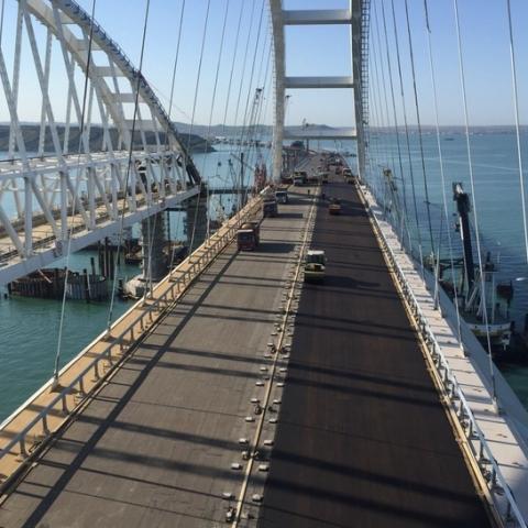 На арке Крымского моста укладывают асфальт: все деформационные швы на своих местах