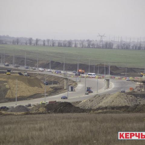 Власти Крыма проинспектировали строительство автоподходов к мосту и трассу «Таврида»